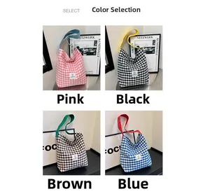 Vue détaillée des sacs cabas à carreaux en couleurs rose, noir, marron et bleu