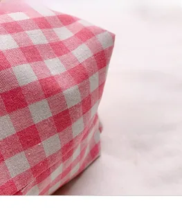 Détail du tissu à carreaux rose et blanc avec texture tissée d'un grand sac fourre-tout