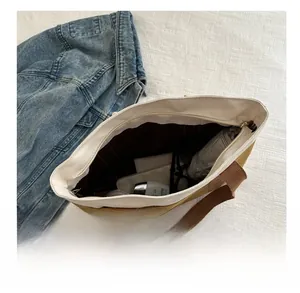 Vue de dessus du grand sac cabas en toile montrant sa grande capacité pour les objets du quotidien
