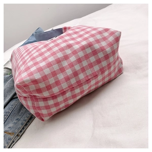 Gros plan d'un sac cabas en toile à carreaux roses et blancs avec une grande capacité