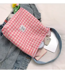 Vue de dessus d'un grand sac cabas à carreaux roses montrant le rangement pour accessoires