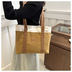 Détail de l'étiquette en cuir sur un grand sac cabas en toile pour femme de haute capacité