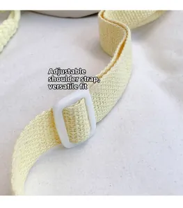 Detalle de la correa de hombro tejida ajustable amarillo claro con hebilla de plástico