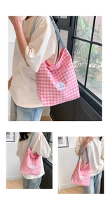Gros plan sur le sac fourre-tout en toile à carreaux rose et blanc et anses bleues