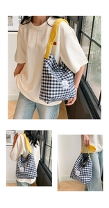 Détail du sac cabas vichy avec bandoulière jaune et écusson logo EMIS blanc