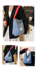 Détail du sac cabas à carreaux bleu et blanc avec sangle rouge et patch logo