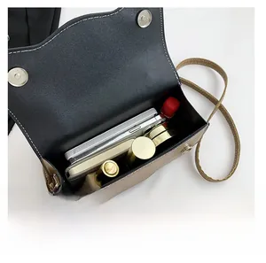 Vue intérieure montrant la capacité pour smartphone et rouge à lèvres du sac à bandoulière