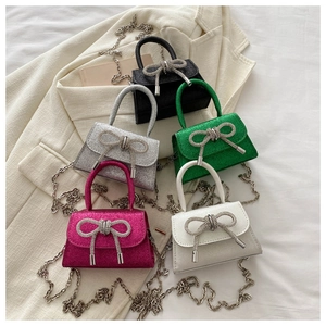 Détails des mini sacs pailletés avec boucles nœud en strass disponibles en cinq couleurs