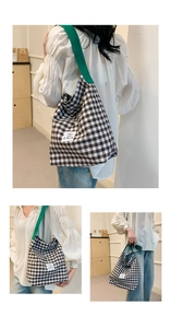 Détails du grand sac cabas en toile à carreaux avec une bandoulière verte robuste