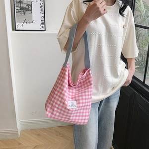 Sac fourre-tout en toile à carreaux rose et blanc avec anses bleu clair au style estival
