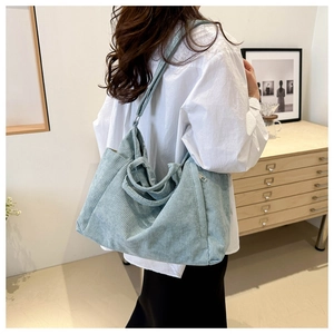 Détail du sac fourre-tout en velours côtelé vert menthe montrant la texture et le zip