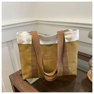Détail du sac cabas en toile bicolore jaune avec étiquette en cuir Fashion élégante