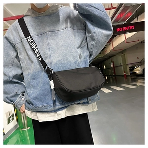 Détail du sac bandoulière noir avec bandoulière réglable imprimée de lettres FASHION