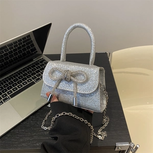 Sac à main argenté pailleté avec nœud en strass et fine bandoulière chaîne