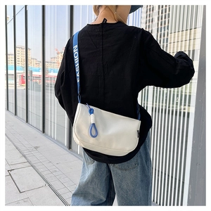 Vue détaillée du sac besace blanc avec une large sangle bleue imprimée fashion