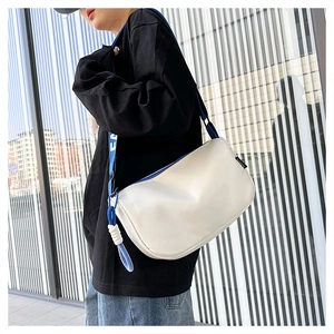 Détail du sac bandoulière blanc demi-lune avec large sangle bleue pour femmes