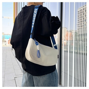 Sac à bandoulière demi-lune avec large sangle contrastée et détails de style urbain