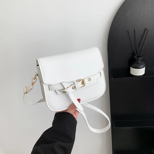 Weiße minimalistische PU-Leder-Satteltasche mit Schnalle und verstellbarem Schultergurt