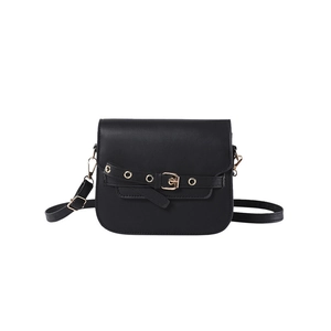 Klassische schwarze Satteltasche aus PU-Leder mit Schnallendetail und goldenen Beschlägen