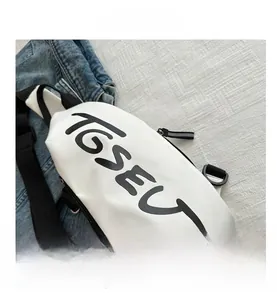 Detalle de bolso bandolera blanco con estampado de letras TGSEUTD y correa de nailon