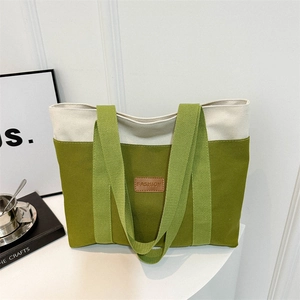 Sac cabas en toile vert et beige avec patch mode en cuir et larges anses