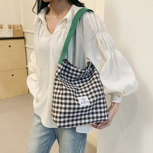 Sac fourre-tout tendance en toile à damier noir et blanc avec bretelles vert vif