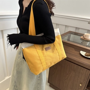 Grand sac cabas en toile jaune avec empiècement crème et écusson en cuir de mode
