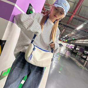 Sac bandoulière demi-lune blanc en nylon avec bordure bleue et sangle réglable