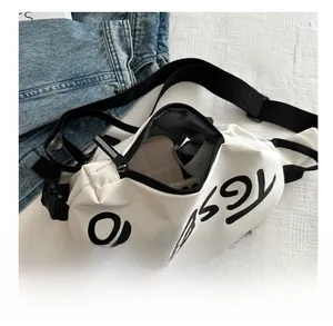 Vista de la capacidad interna de un bolso bandolera blanco con amplio espacio de carga