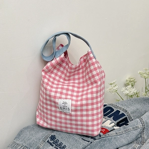 Gros plan détaillé du sac cabas en toile à carreaux roses et blancs avec étiquette EMIS