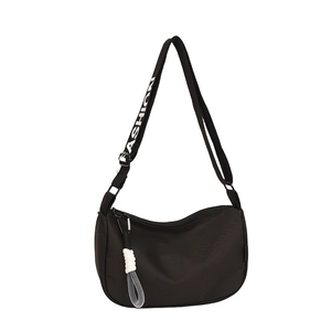 Sac hobo minimaliste en nylon noir avec bandoulière lettrée tendance pour femme