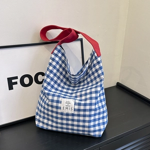 Sac fourre-tout à carreaux bleus avec large bandoulière rouge et logo EMIS spécial
