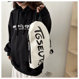 Borsa a tracolla bianca streetwear con stampa di lettere TGSEUTO su modello uomo