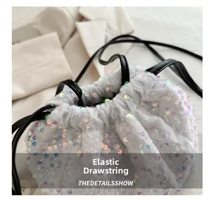 Détail du sac seau à paillettes blanches avec cordon de serrage élastique noir