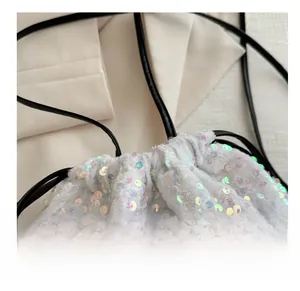 Détails du sac seau à paillettes blanches avec reflets irisés et cordon de serrage