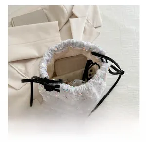Vue détaillée de l'intérieur spacieux de ce sac seau à paillettes avec cordon