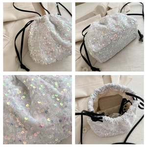Vues détaillées d'un sac seau blanc à paillettes montrant la texture et la grande capacité