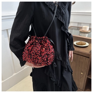 Vue détaillée du sac bourse à paillettes rouges avec cordon et fine bandoulière