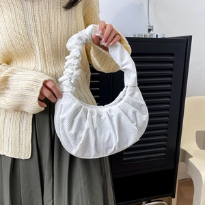 Sac hobo plissé en velours côtelé blanc minimaliste au design chic et moelleux