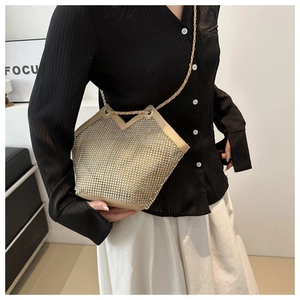 Détail du sac cabas doré avec maille de strass étincelante et design géométrique en forme de V