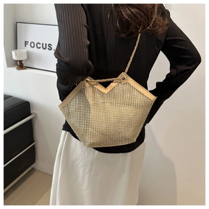 Détail d'un sac cabas doré étincelant en strass avec coupe en V et bandoulière chaîne