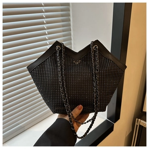 Détail d'un sac cabas noir en strass avec coupe en V et bandoulières en chaîne