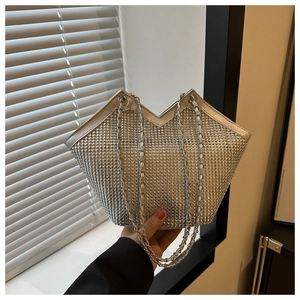 Détail du sac cabas en maille strass argentée avec filet de cristal et chaîne métal