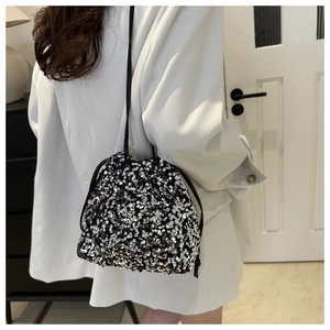 Détail du sac seau à paillettes noires et argentées avec cordon et fine bandoulière