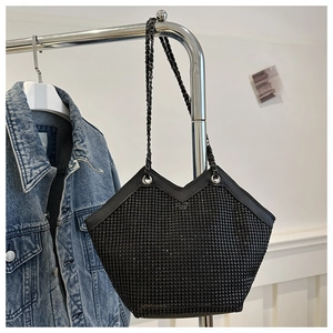 Détail du sac cabas à strass noirs montrant la texture dense des cristaux et la chaîne