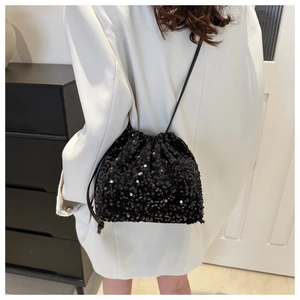 Détail montrant les paillettes noires et la fermeture à cordon du sac seau chic