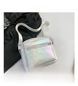 Dettaglio di una borsa a tracolla bianca cangiante con ampia cinghia in nylon e zip argentata