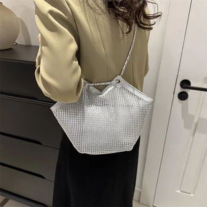 Sac à bandoulière argenté chic avec strass, chaîne en métal et ouverture en V