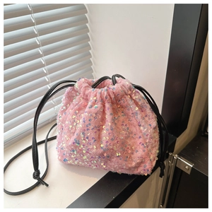 Vue détaillée du sac à cordon à paillettes roses irisées avec une texture pelucheuse douce