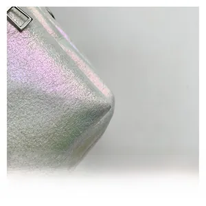 Primo piano della texture in pelle iridescente e perlata con grana litchi e fibbia in metallo